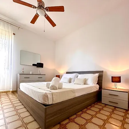 Sea Rocks House * أولبيا